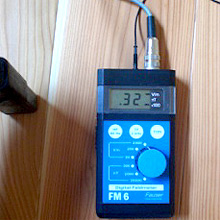 床からの電磁波は320V/m